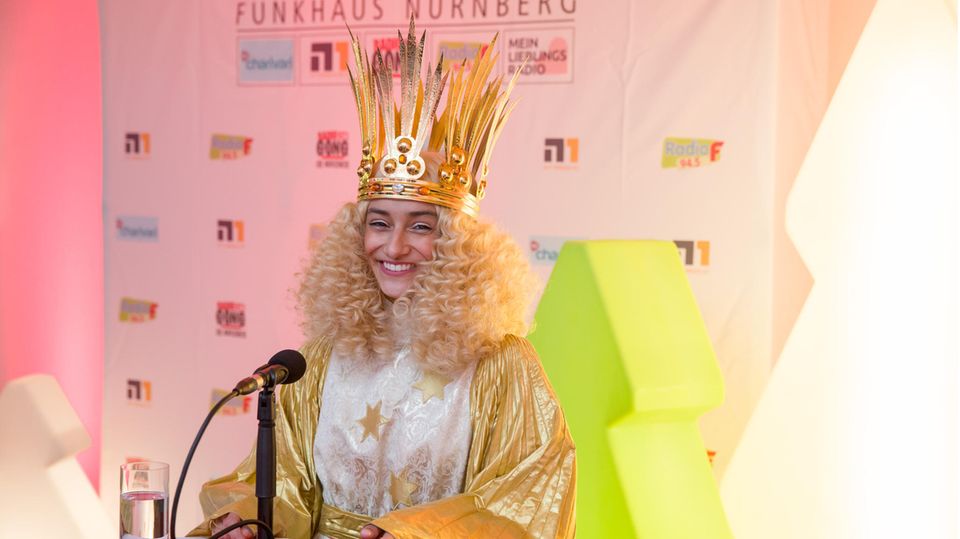 Das Nürnberger Christkind, Benigna Munsi, steht in ihrem Gewand im Funkhaus Nürnberg vor Beginn einer Radio-Sondersendung