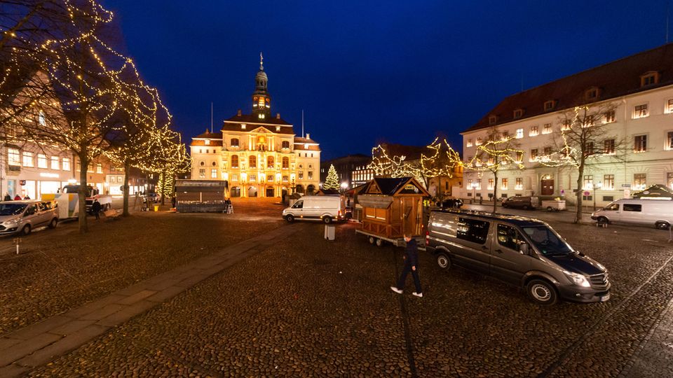 Kleine Weihnachtsinseln Niedersachsen, Lüneburg: Betreiber bauen vereinzelt Weihnachtsmarkt-Buden auf dem Marktplatz vor dem Rathaus auf