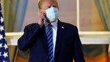 Der (Ohn-)Mächtige  Das Virus macht auch vor dem mächtigsten Mann der Welt nicht halt. US-Präsident Donald Trump wird im Oktober infiziert. Seine Rückkehr aus dem Krankenhaus inszeniert er pompös. Noch auf dem Balkon des Weißen Hauses nimmt er seine Maske vom Gesicht.