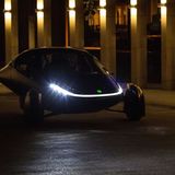 Das Fahrzeug erinnert an den Messerschmitt Kabinenroller.