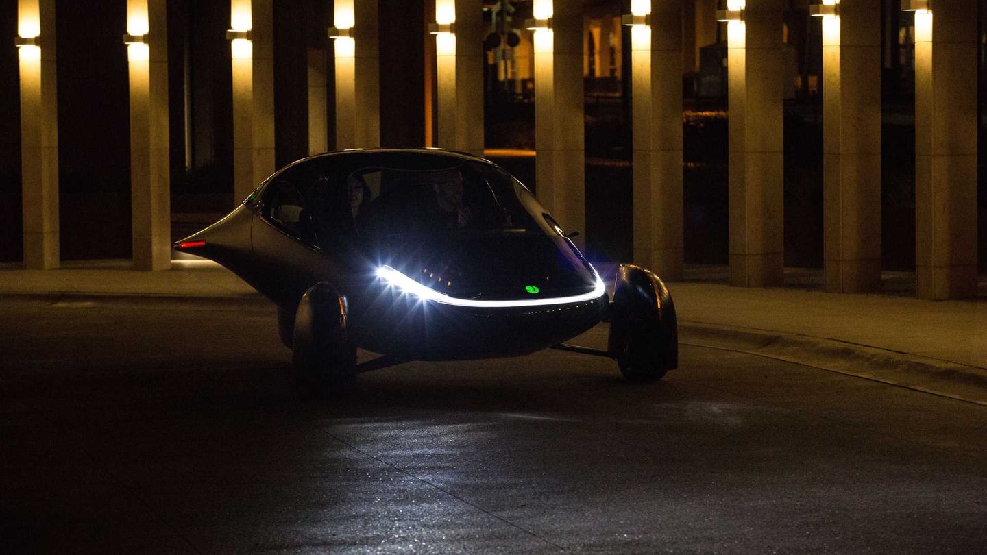 Das Fahrzeug erinnert an den Messerschmitt Kabinenroller.