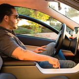 Das Fahrzeug bietet nur Platz für zwei Personen. Die sitzen niedrig, aber bequem.