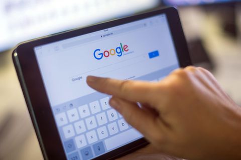 Google-Verlauf löschen: Der Google-Schriftzug und die Google-Suche auf einem iPad Mini 2.