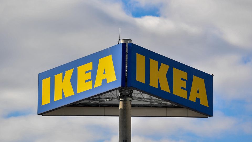 Das Logo vom Einrichtungskonzern IKEA im Ortsteil der Gemeinde Schönefeld.