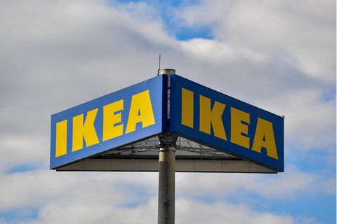 Das Logo vom Einrichtungskonzern IKEA im Ortsteil der Gemeinde Schönefeld.