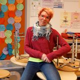 Yvonne Petrich in ihrer Schulklasse. Sie sitzt mit im Unterricht, unterstützt die Lehrkraft, bringt Ruhe rein.