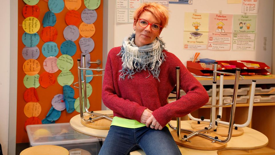 Yvonne Petrich in ihrer Schulklasse. Sie sitzt mit im Unterricht, unterstützt die Lehrkraft, bringt Ruhe rein.
