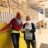 In der Schulaula studiert die Gewaltpädagogin gemeinsam mit der Erzieherin Jessica Nonn (28) den Prospekt von „Zündfunke e.V.“, einem Verein zur Prävention und Intervention zu sexuellem Missbrauch an Kindern und Frauen