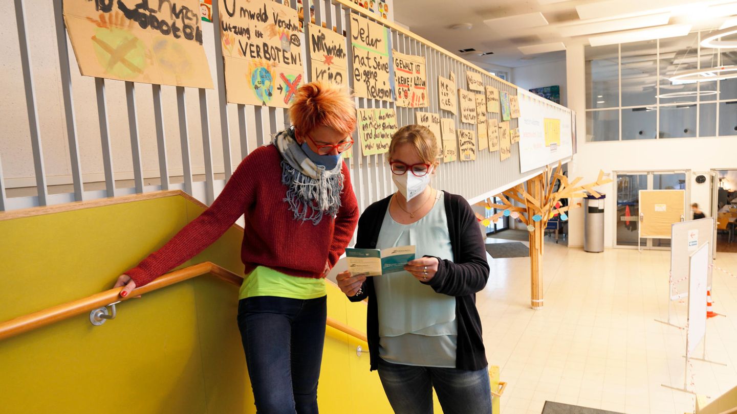 In der Schulaula studiert die Gewaltpädagogin gemeinsam mit der Erzieherin Jessica Nonn (28) den Prospekt von „Zündfunke e.V.“, einem Verein zur Prävention und Intervention zu sexuellem Missbrauch an Kindern und Frauen