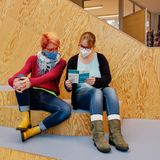 In der Schulaula studiert die Gewaltpädagogin gemeinsam mit der Erzieherin Jessica Nonn (28) den Prospekt von „Zündfunke e.V.“, einem Verein zur Prävention und Intervention zu sexuellem Missbrauch an Kindern und Frauen