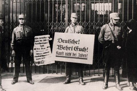 Schon im Frühjahr 1933 kommt es zu staatlichen Boykotten gegen jüdische Geschäfte in Deutschland