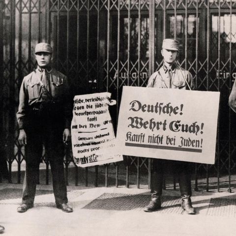 Schon im Frühjahr 1933 kommt es zu staatlichen Boykotten gegen jüdische Geschäfte in Deutschland