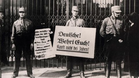 Schon im Frühjahr 1933 kommt es zu staatlichen Boykotten gegen jüdische Geschäfte in Deutschland