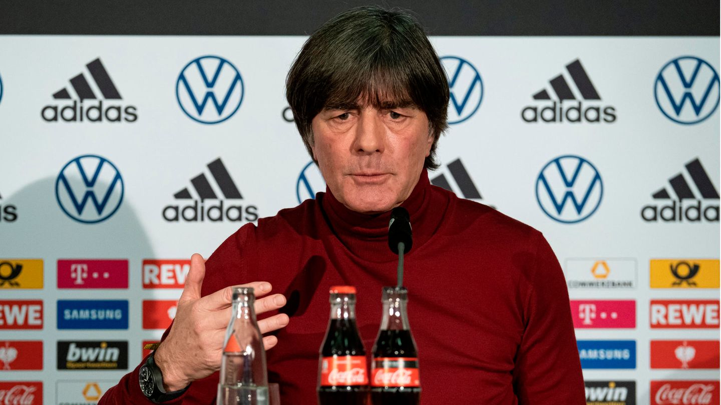 Bundestrainer Joachim Löw sitzt in der DFB-Zentrale beim digitalen Pressegespräch auf dem Podium