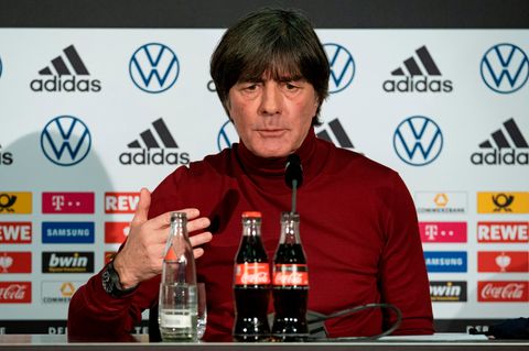 Bundestrainer Joachim Löw sitzt in der DFB-Zentrale beim digitalen Pressegespräch auf dem Podium