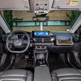 Das Cockpit ist entschlack und bietet praktische Extras, wie die iPad-Halterung