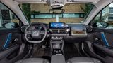 Das Cockpit ist entschlack und bietet praktische Extras, wie die iPad-Halterung