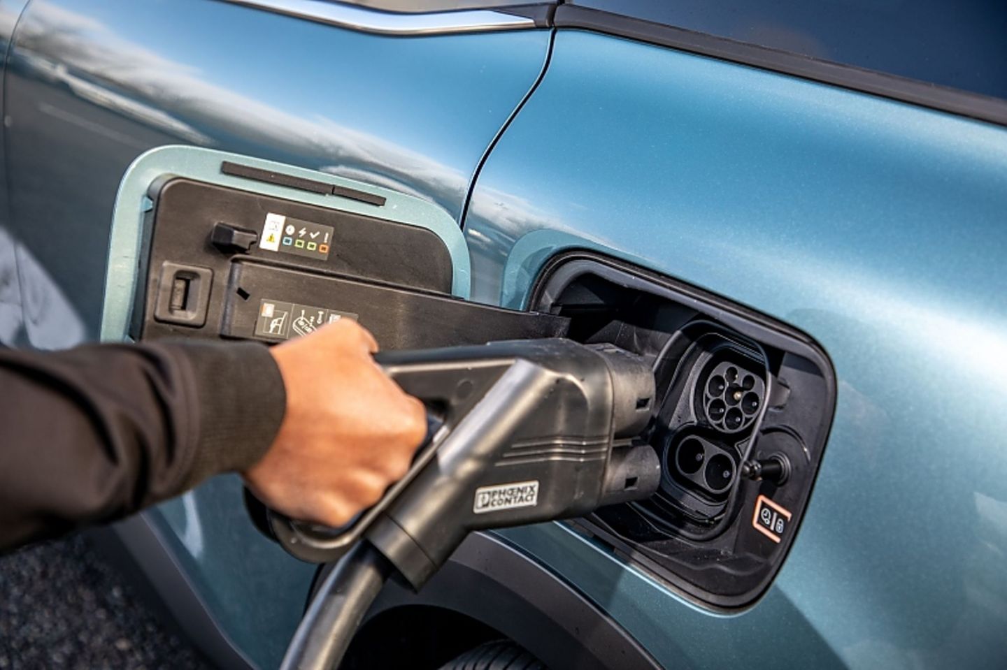 Der Citroën ë-C4 kann maximal mit 100 kW geladen werden