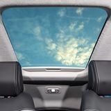 Das Panorama-Glasdach sorgt für angenehme Ambiente