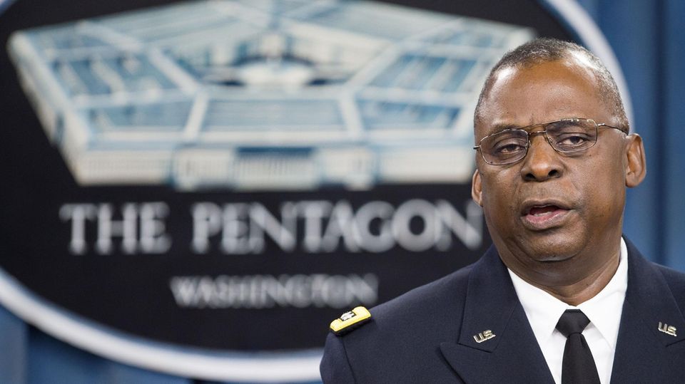 Künftiger US-Verteidigungsminister Lloyd Austin vor dem Pentagon-Logo