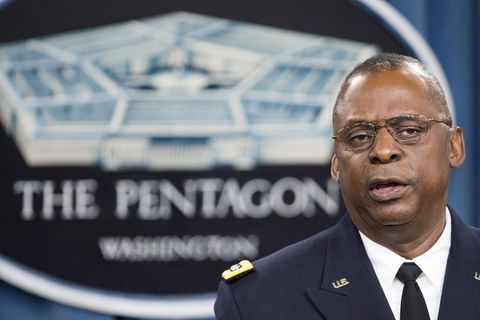 Künftiger US-Verteidigungsminister Lloyd Austin vor dem Pentagon-Logo