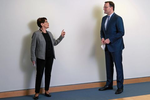 Rita Süssmuth, 83, und Jens Spahn, 40, hatten im Bundesgesund­heitsministerium in Berlin viel zu bereden