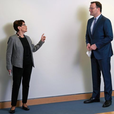 Rita Süssmuth, 83, und Jens Spahn, 40, hatten im Bundesgesund­heitsministerium in Berlin viel zu bereden