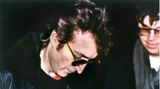 John Lennon signiert Mark David Chapman – seinem Mörder – einen Tag vor seinem Tod ein Albumcover