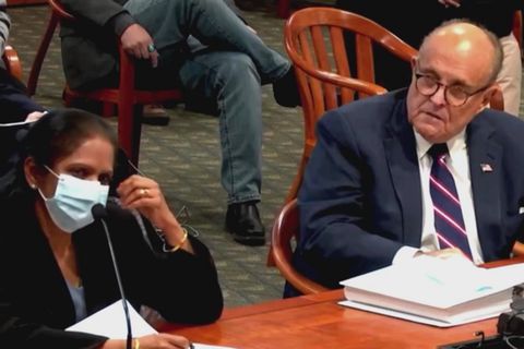 Wenige Tage vor Corona-Erkrankung: Trump-Anwalt Giuliani bittet Frau, ihre Maske abzusetzen