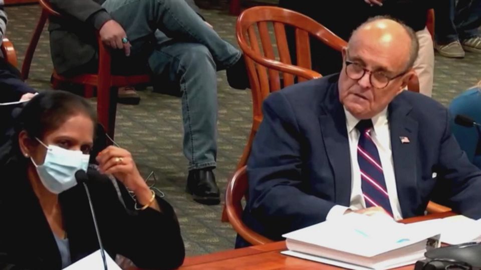 Wenige Tage vor Corona-Erkrankung: Trump-Anwalt Giuliani bittet Frau, ihre Maske abzusetzen Wenige Tage vor Corona-Erkrankung: Trump-Anwalt Giuliani bittet Frau, ihre Maske abzusetzen