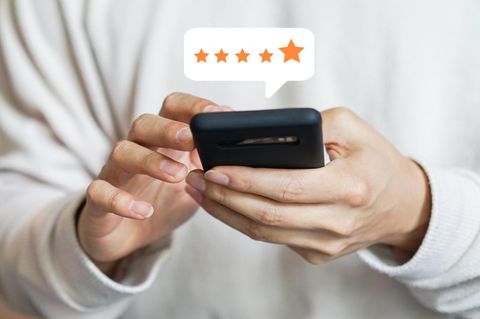 Auf einem Handy werden Bewertungen abgegeben