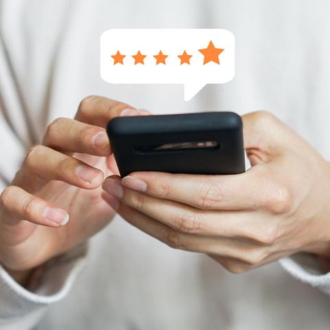 Auf einem Handy werden Bewertungen abgegeben