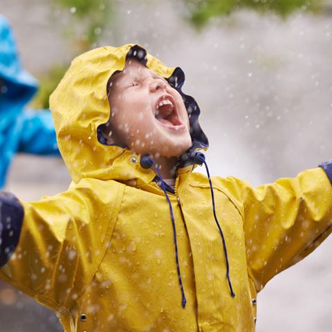 Kind schreit im Regen