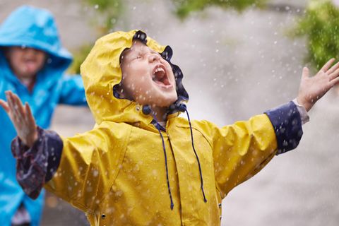 Kind schreit im Regen