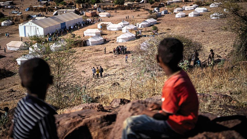 Young Ethiopians from Tigray facing their future. A refugee town growing out of nowhere. In the middle of the desert. At three days of walk to the first big city, Um Rakuba camp. Most of the refugees arrived through Hamdayet, 10 hours of bus from there... Drei Tagesmärsche liegt die nächste Stadt entfernt: Mitten in der sudanesischen Einöde wächst das Flüchtlingscamp Um Rakuba