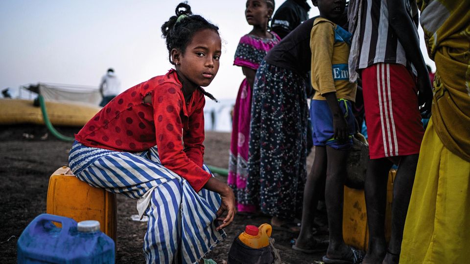 Wasserholen im sudanesischen Übergangslager Hamdayet  dauert Stunden und ist Aufgabe der Mädchen