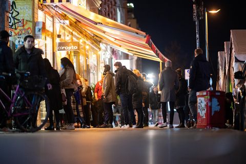 Schlange an einem "Glühwein to go"-Laden in Hamburg