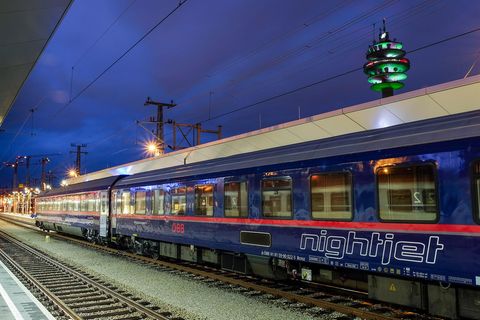 Neue Nachtzug-Linien ab 2021: Ein Nightjet steht in der Dämmerung in einem Bahnhof