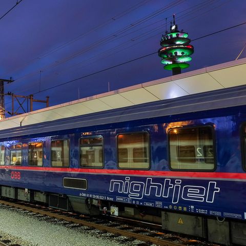 Neue Nachtzug-Linien ab 2021: Ein Nightjet steht in der Dämmerung in einem Bahnhof