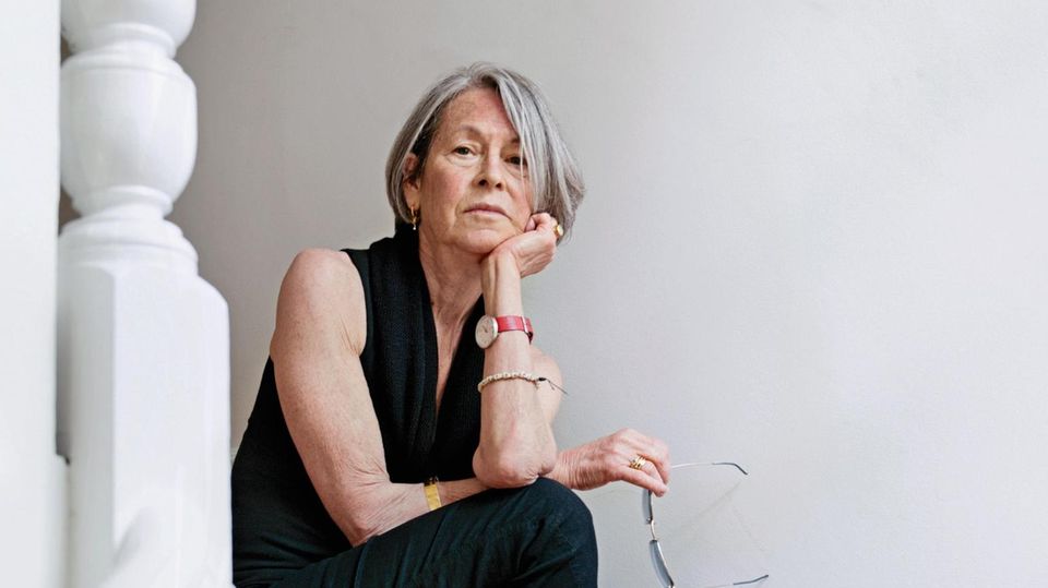 Literaturnobelpreisträgerin Louise Glück sitzt auf einer Treppe und schaut nachdenklich