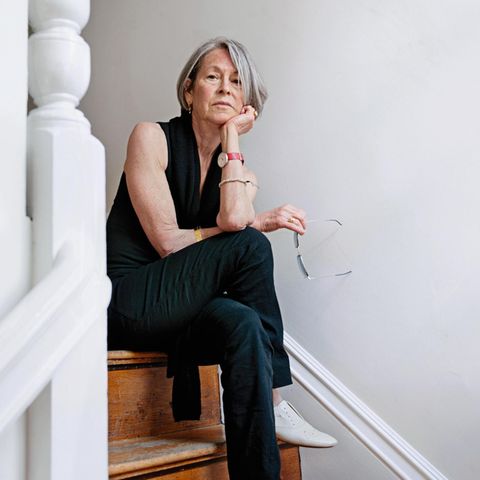 Literaturnobelpreisträgerin Louise Glück sitzt auf einer Treppe und schaut nachdenklich
