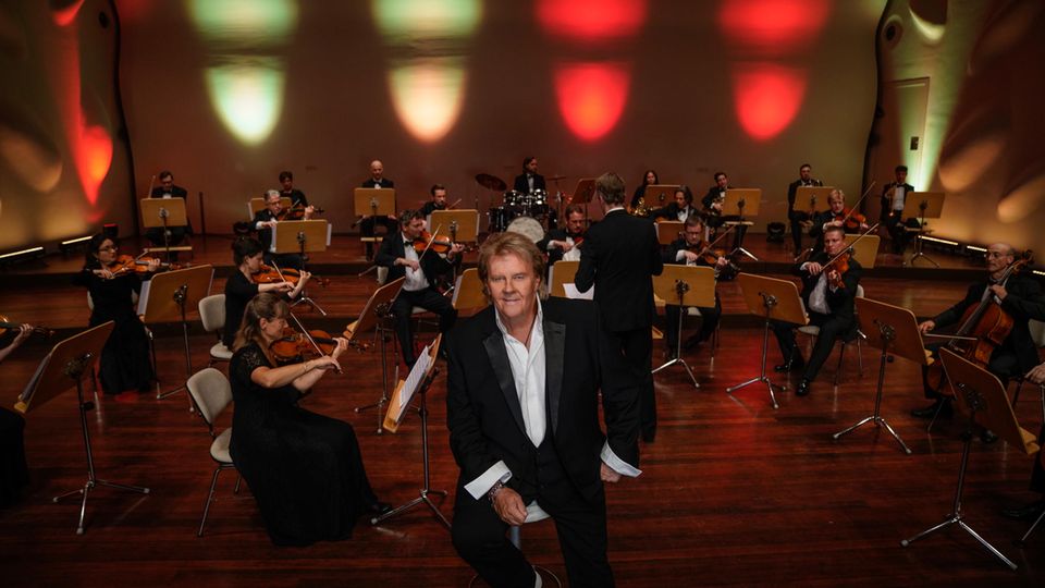 Howard Carpendale mit Musikern des Royal Philharmonic Orchestra, mit denen er sein neues Album aufnahm.