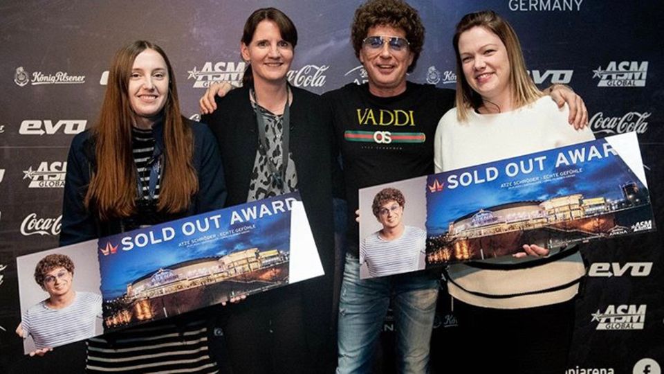 Comedian Atze Schröder mit Mitarbeiterinnen seines Veranstalters