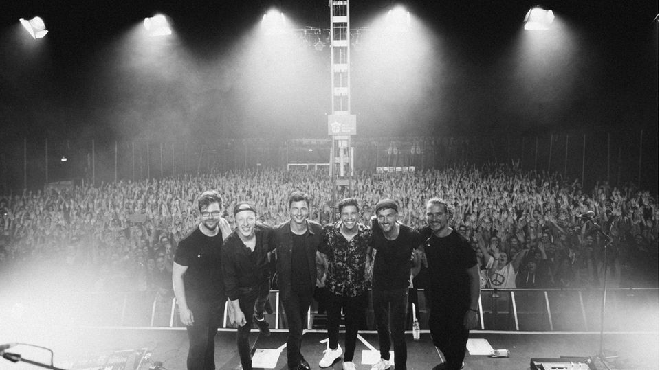 Nico Santos Nico Santos mit seiner Bühnencrew
