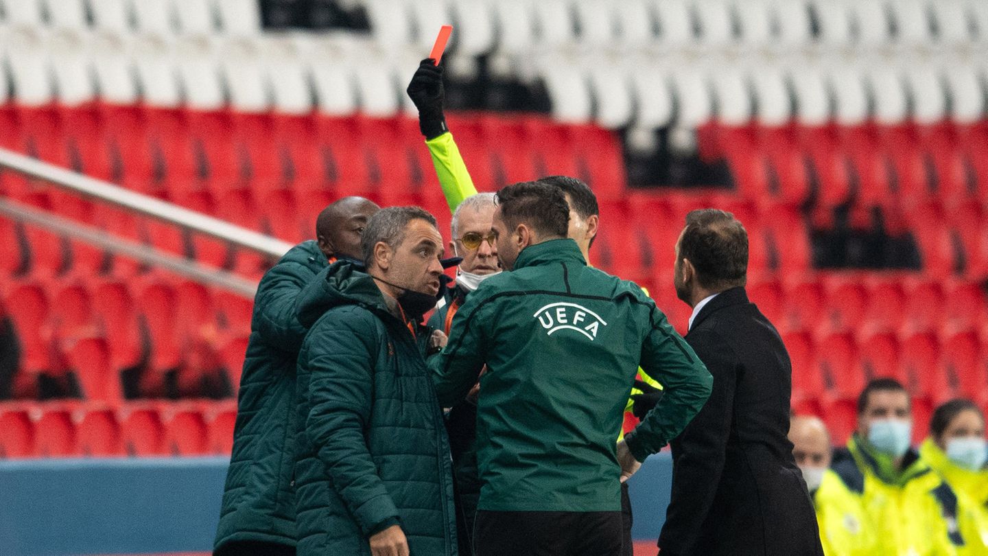 Champions League: Pierre Webo (links) sieht am Spielfeldrand die Rote Karte