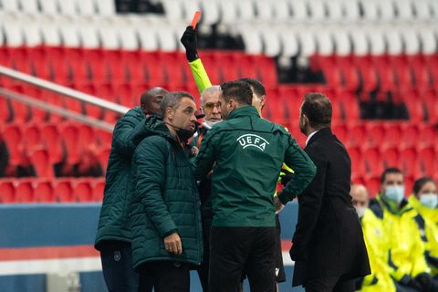 Champions League: Pierre Webo (links) sieht am Spielfeldrand die Rote Karte