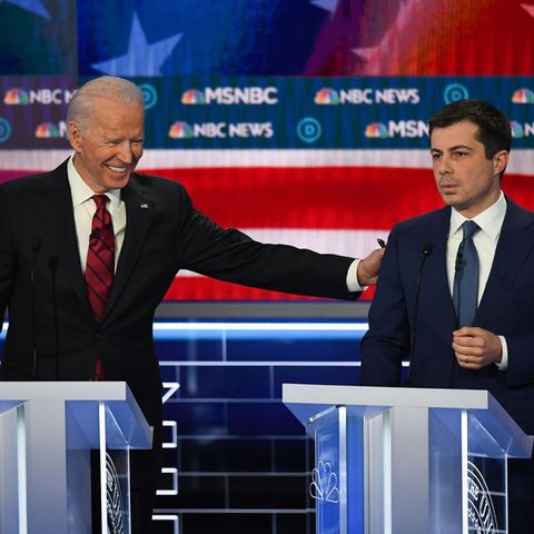 Der gewählte US-Präsident Joe Biden (l.) und sein einstiger Mitbewerber um die Präsidentschaft Pete Buttigieg