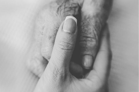 Hospiz-Besuch: Sterben in Zeiten von Corona: "Jetzt stehen wir da und dürfen nicht mal die Hand geben"