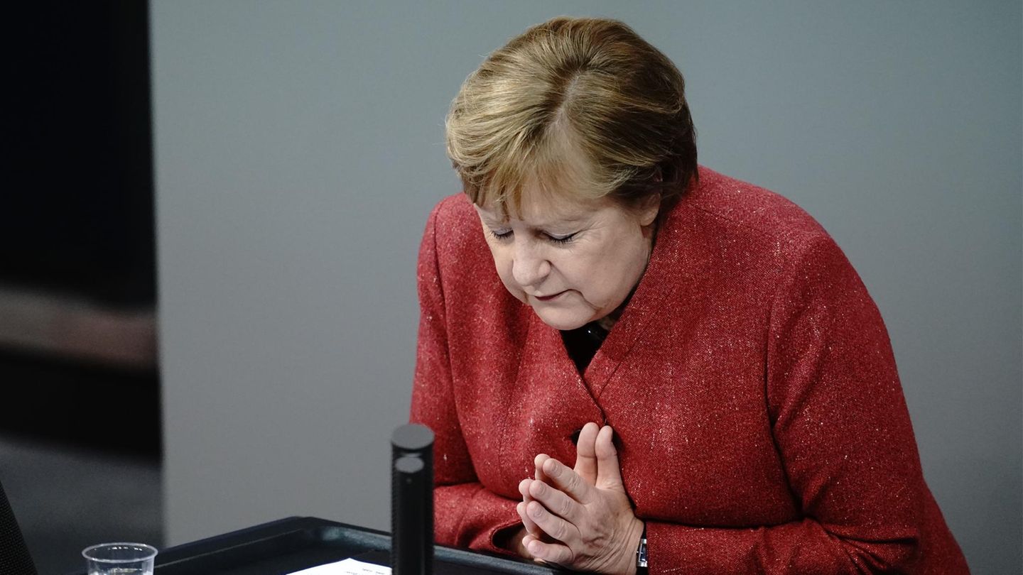 Bundeskanzlerin Angela Merkel (CDU) während der Generaldebatte zum Bundeshaushalt im Bundestag Bundeskanzlerin Angela Merkel (CDU) während der Generaldebatte zum Bundeshaushalt im Bundestag