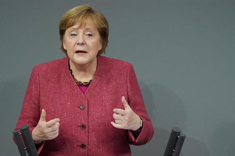 Bundeskanzlerin Angela Merkel (CDU) macht sich im Bundestag emotional für strenge Corona-Maßnahmen stark